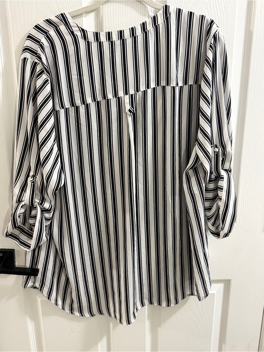 Torrid Blouse 3 Black White Striped Popover V Neck Roll Tab Sleeve Pockets - Picture 2 of 7